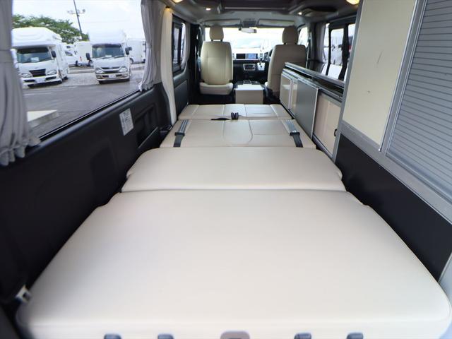 ハイエースバン ホワイトハウス　ＳｅｖｅｎＳｔａｒプレシャス　キャンピングカー　電動ポップアップルーフ　フレキシブルソーラーパネル　ＦＦヒーター　フリップダウンモニター　ツインサブバッテリー　ＣＴＥＫ充電器　１５００Ｗインバーター　給排水タンク　助手席回転シート（6枚目）