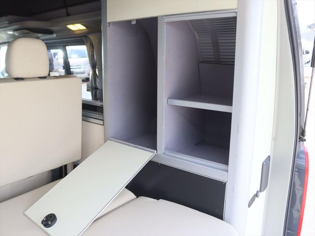 ハイエースバン ホワイトハウス　ＳｅｖｅｎＳｔａｒプレシャス　キャンピングカー　電動ポップアップルーフ　フレキシブルソーラーパネル　ＦＦヒーター　フリップダウンモニター　ツインサブバッテリー　ＣＴＥＫ充電器　１５００Ｗインバーター　給排水タンク　助手席回転シート（7枚目）