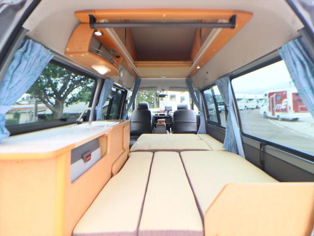 ボンゴバン キャンピングカー広島　プチ　チョイス２　キャンピングカー　ポップアップルーフ　ＦＦヒーター　ポータブル冷蔵庫　シンク　引出式カセットコンロ　サブバッテリー　走行充電　外部電源　網戸２枚　カーテン　リアラダー（6枚目）