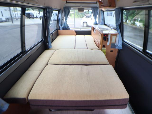 ボンゴバン キャンピングカー広島　プチ　チョイス２　キャンピングカー　ポップアップルーフ　ＦＦヒーター　ポータブル冷蔵庫　シンク　引出式カセットコンロ　サブバッテリー　走行充電　外部電源　網戸２枚　カーテン　リアラダー（7枚目）