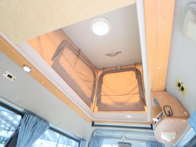 ボンゴバン キャンピングカー広島　プチ　チョイス２　キャンピングカー　ポップアップルーフ　ＦＦヒーター　ポータブル冷蔵庫　シンク　引出式カセットコンロ　サブバッテリー　走行充電　外部電源　網戸２枚　カーテン　リアラダー（13枚目）
