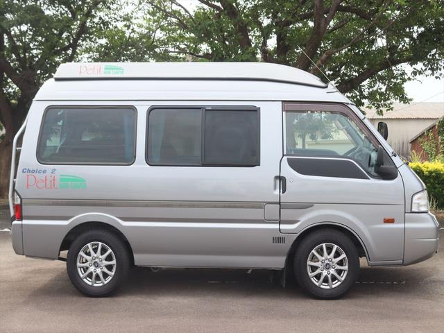 ボンゴバン キャンピングカー広島　プチ　チョイス２　キャンピングカー　ポップアップルーフ　ＦＦヒーター　ポータブル冷蔵庫　シンク　引出式カセットコンロ　サブバッテリー　走行充電　外部電源　網戸２枚　カーテン　リアラダー（28枚目）