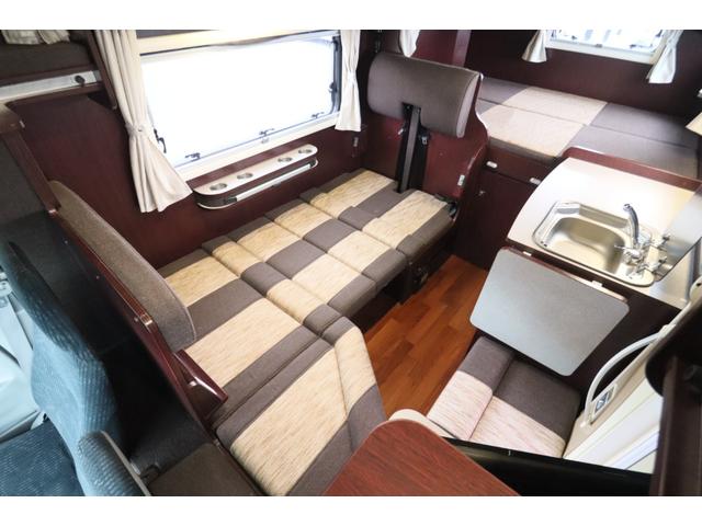 カムロード クレソンボヤージュ　エボライト　キャンピングカー　家庭用エアコン　ＦＦヒーター　ソーラーパネル　インバーター１５００Ｗ　トリプルサブ　電子レンジ　テレビ　　リアスタビライザー　強化ショック　冷蔵庫　シンク　リアクーラー　バックカメラ（4枚目）