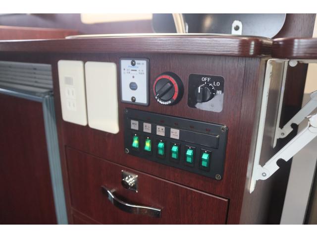 カムロード クレソンボヤージュ　エボライト　キャンピングカー　家庭用エアコン　ＦＦヒーター　ソーラーパネル　インバーター１５００Ｗ　トリプルサブ　電子レンジ　テレビ　　リアスタビライザー　強化ショック　冷蔵庫　シンク　リアクーラー　バックカメラ（9枚目）