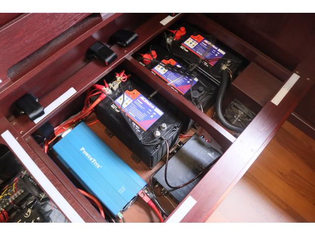 カムロード クレソンボヤージュ　エボライト　キャンピングカー　家庭用エアコン　ＦＦヒーター　ソーラーパネル　インバーター１５００Ｗ　トリプルサブ　電子レンジ　テレビ　　リアスタビライザー　強化ショック　冷蔵庫　シンク　リアクーラー　バックカメラ（29枚目）