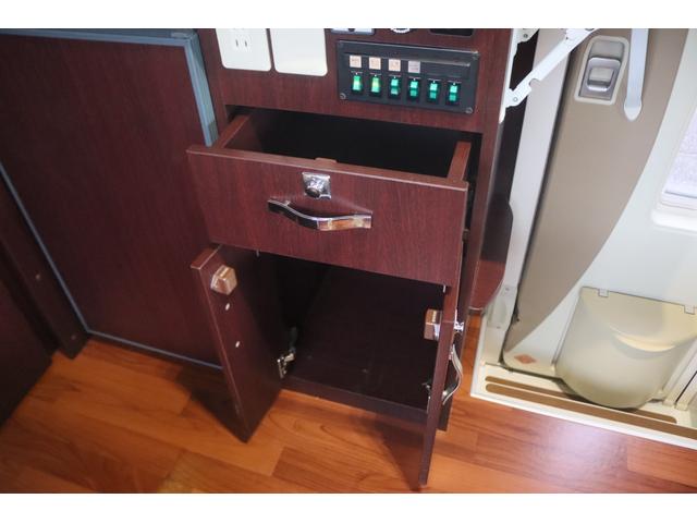 カムロード クレソンボヤージュ　エボライト　キャンピングカー　家庭用エアコン　ＦＦヒーター　ソーラーパネル　インバーター１５００Ｗ　トリプルサブ　電子レンジ　テレビ　　リアスタビライザー　強化ショック　冷蔵庫　シンク　リアクーラー　バックカメラ（36枚目）