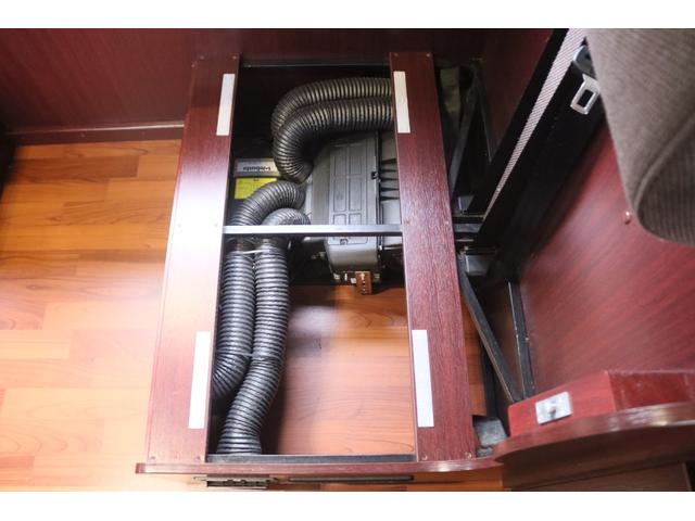 カムロード クレソンボヤージュ　エボライト　キャンピングカー　家庭用エアコン　ＦＦヒーター　ソーラーパネル　インバーター１５００Ｗ　トリプルサブ　電子レンジ　テレビ　　リアスタビライザー　強化ショック　冷蔵庫　シンク　リアクーラー　バックカメラ（49枚目）