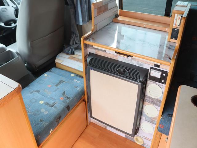 ハイエースワゴン キャンピングカー広島　プレシャスβ　キャンピングカー　ポップアップルーフ　４型フェイス　ＦＦヒーター　シンク　ＤＣ４０Ｌ冷蔵庫　リアクーラー　リアヒーター　１５００Ｗ＋３５０Ｗインバーター　走行充電　外部充電　サイバーナビ　バックカメラ（5枚目）