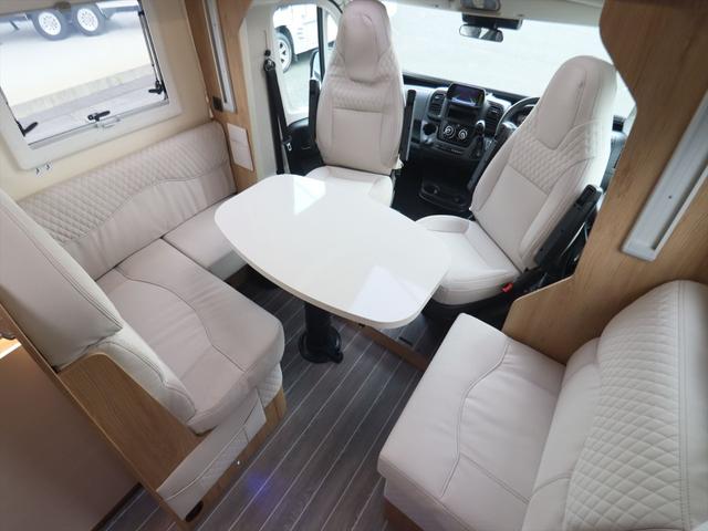デュカト ローラーチーム　ゼフィーロ２８５ＴＬ　新車　キャンピングカー　乗車５名　就寝５名　家庭用エアコン　セーフティパック　燃料タンク９０Ｌ　右ハンドル　ＬＥＤデイライト　パーキングセンサー　温水ボイラー　ＦＦヒーター　電動プルダウンベッド　１８０馬力（3枚目）