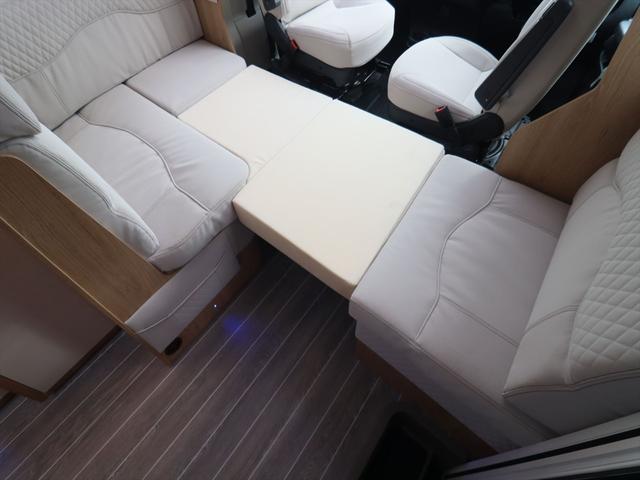 デュカト ローラーチーム　ゼフィーロ２８５ＴＬ　新車　キャンピングカー　乗車５名　就寝５名　家庭用エアコン　セーフティパック　燃料タンク９０Ｌ　右ハンドル　ＬＥＤデイライト　パーキングセンサー　温水ボイラー　ＦＦヒーター　電動プルダウンベッド　１８０馬力（4枚目）
