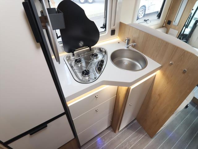 デュカト ローラーチーム　ゼフィーロ２８５ＴＬ　新車　キャンピングカー　乗車５名　就寝５名　家庭用エアコン　セーフティパック　燃料タンク９０Ｌ　右ハンドル　ＬＥＤデイライト　パーキングセンサー　温水ボイラー　ＦＦヒーター　電動プルダウンベッド　１８０馬力（7枚目）