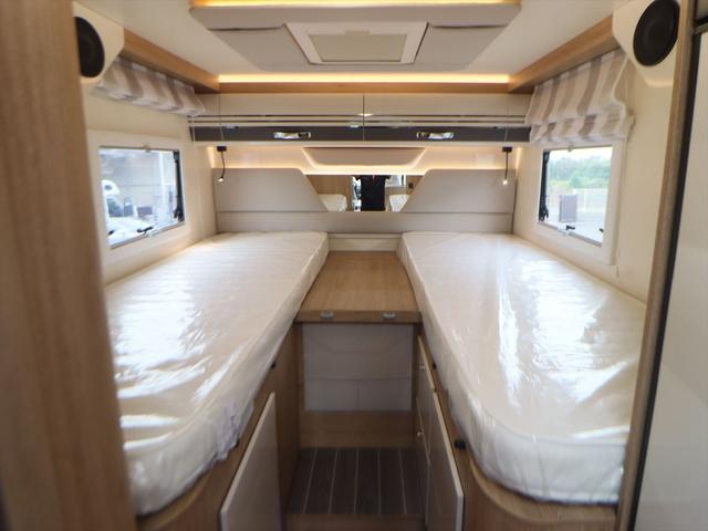 デュカト ローラーチーム　ゼフィーロ２８５ＴＬ　新車　キャンピングカー　乗車５名　就寝５名　家庭用エアコン　セーフティパック　燃料タンク９０Ｌ　右ハンドル　ＬＥＤデイライト　パーキングセンサー　温水ボイラー　ＦＦヒーター　電動プルダウンベッド　１８０馬力（12枚目）