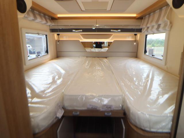 デュカト ローラーチーム　ゼフィーロ２８５ＴＬ　新車　キャンピングカー　乗車５名　就寝５名　家庭用エアコン　セーフティパック　燃料タンク９０Ｌ　右ハンドル　ＬＥＤデイライト　パーキングセンサー　温水ボイラー　ＦＦヒーター　電動プルダウンベッド　１８０馬力（13枚目）