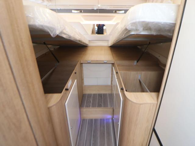 デュカト ローラーチーム　ゼフィーロ２８５ＴＬ　新車　キャンピングカー　乗車５名　就寝５名　家庭用エアコン　セーフティパック　燃料タンク９０Ｌ　右ハンドル　ＬＥＤデイライト　パーキングセンサー　温水ボイラー　ＦＦヒーター　電動プルダウンベッド　１８０馬力（14枚目）