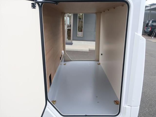 デュカト ローラーチーム　ゼフィーロ２８５ＴＬ　新車　キャンピングカー　乗車５名　就寝５名　家庭用エアコン　セーフティパック　燃料タンク９０Ｌ　右ハンドル　ＬＥＤデイライト　パーキングセンサー　温水ボイラー　ＦＦヒーター　電動プルダウンベッド　１８０馬力（20枚目）