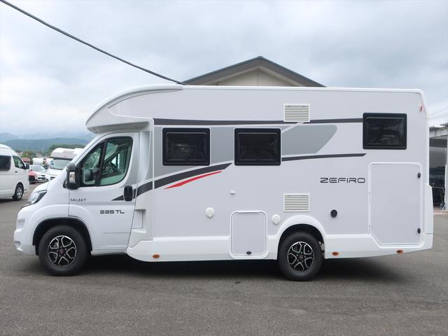 デュカト ローラーチーム　ゼフィーロ２８５ＴＬ　新車　キャンピングカー　乗車５名　就寝５名　家庭用エアコン　セーフティパック　燃料タンク９０Ｌ　右ハンドル　ＬＥＤデイライト　パーキングセンサー　温水ボイラー　ＦＦヒーター　電動プルダウンベッド　１８０馬力（23枚目）