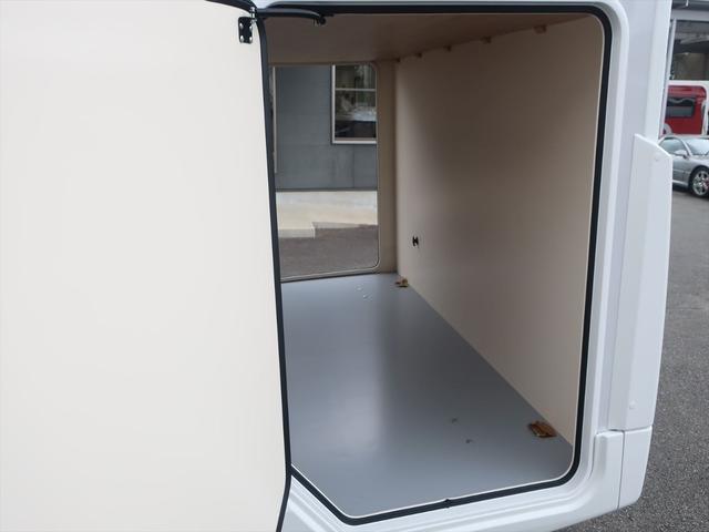 デュカト ローラーチーム　ゼフィーロ２８５ＴＬ　新車　キャンピングカー　乗車５名　就寝５名　家庭用エアコン　セーフティパック　燃料タンク９０Ｌ　右ハンドル　ＬＥＤデイライト　パーキングセンサー　温水ボイラー　ＦＦヒーター　電動プルダウンベッド　１８０馬力（29枚目）