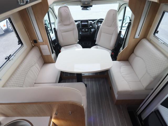 デュカト ローラーチーム　ゼフィーロ２８５ＴＬ　新車　キャンピングカー　乗車５名　就寝５名　家庭用エアコン　セーフティパック　燃料タンク９０Ｌ　右ハンドル　ＬＥＤデイライト　パーキングセンサー　温水ボイラー　ＦＦヒーター　電動プルダウンベッド　１８０馬力（44枚目）