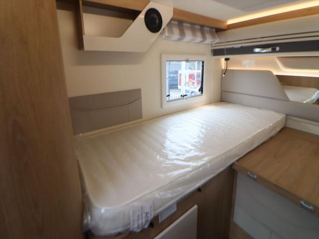 デュカト ローラーチーム　ゼフィーロ２８５ＴＬ　新車　キャンピングカー　乗車５名　就寝５名　家庭用エアコン　セーフティパック　燃料タンク９０Ｌ　右ハンドル　ＬＥＤデイライト　パーキングセンサー　温水ボイラー　ＦＦヒーター　電動プルダウンベッド　１８０馬力（46枚目）