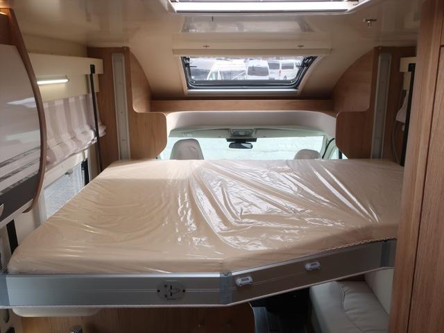 デュカト ローラーチーム　ゼフィーロ２８５ＴＬ　新車　キャンピングカー　乗車５名　就寝５名　家庭用エアコン　セーフティパック　燃料タンク９０Ｌ　右ハンドル　ＬＥＤデイライト　パーキングセンサー　温水ボイラー　ＦＦヒーター　電動プルダウンベッド　１８０馬力（61枚目）