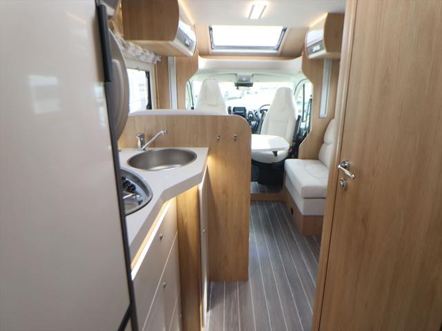デュカト ローラーチーム　ゼフィーロ２８５ＴＬ　新車　キャンピングカー　乗車５名　就寝５名　家庭用エアコン　セーフティパック　燃料タンク９０Ｌ　右ハンドル　ＬＥＤデイライト　パーキングセンサー　温水ボイラー　ＦＦヒーター　電動プルダウンベッド　１８０馬力（64枚目）