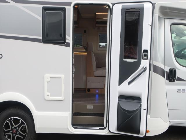 デュカト ローラーチーム　ゼフィーロ２８５ＴＬ　新車　キャンピングカー　乗車５名　就寝５名　家庭用エアコン　セーフティパック　燃料タンク９０Ｌ　右ハンドル　ＬＥＤデイライト　パーキングセンサー　温水ボイラー　ＦＦヒーター　電動プルダウンベッド　１８０馬力（69枚目）