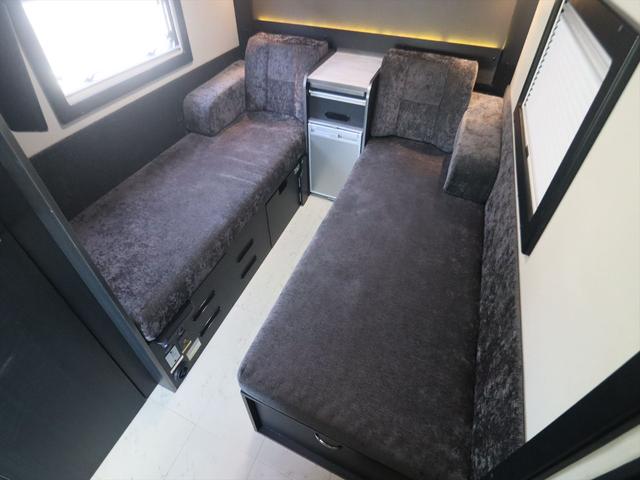 ハイエースワゴン ＲＶトラスト　ＴＲ５００　Ｃ－ＬＨ　４ＷＤ　４人乗り　家庭用エアコン　ＦＦヒーター　マルチルーム　３００Ｗ＋１５００Ｗインバーター　ツインサブ　電子レンジ　リアクーラー　冷蔵庫　液晶テレビ　地デジチューナー　常時バックモニター　キャンピングカー（2枚目）