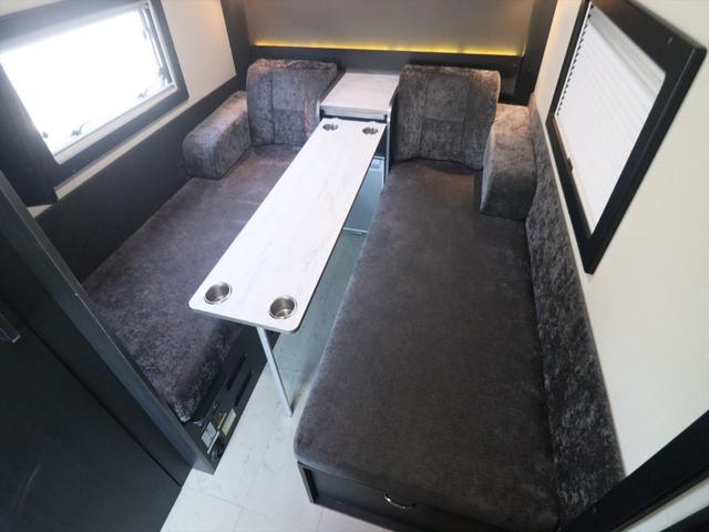 ハイエースワゴン ＲＶトラスト　ＴＲ５００　Ｃ－ＬＨ　４ＷＤ　４人乗り　家庭用エアコン　ＦＦヒーター　マルチルーム　３００Ｗ＋１５００Ｗインバーター　ツインサブ　電子レンジ　リアクーラー　冷蔵庫　液晶テレビ　地デジチューナー　常時バックモニター　キャンピングカー（3枚目）