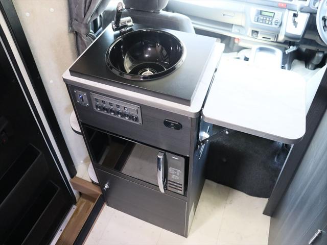 ハイエースワゴン ＲＶトラスト　ＴＲ５００　Ｃ－ＬＨ　４ＷＤ　４人乗り　家庭用エアコン　ＦＦヒーター　マルチルーム　３００Ｗ＋１５００Ｗインバーター　ツインサブ　電子レンジ　リアクーラー　冷蔵庫　液晶テレビ　地デジチューナー　常時バックモニター　キャンピングカー（12枚目）