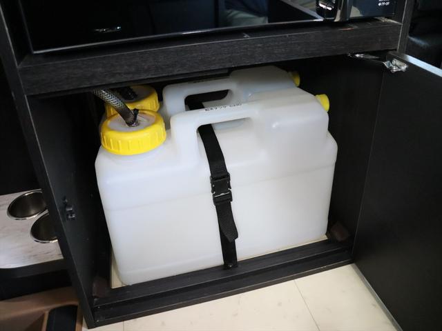 ハイエースワゴン ＲＶトラスト　ＴＲ５００　Ｃ－ＬＨ　４ＷＤ　４人乗り　家庭用エアコン　ＦＦヒーター　マルチルーム　３００Ｗ＋１５００Ｗインバーター　ツインサブ　電子レンジ　リアクーラー　冷蔵庫　液晶テレビ　地デジチューナー　常時バックモニター　キャンピングカー（43枚目）
