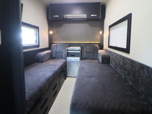 ハイエースワゴン ＲＶトラスト　ＴＲ５００　Ｃ－ＬＨ　４ＷＤ　４人乗り　家庭用エアコン　ＦＦヒーター　マルチルーム　３００Ｗ＋１５００Ｗインバーター　ツインサブ　電子レンジ　リアクーラー　冷蔵庫　液晶テレビ　地デジチューナー　常時バックモニター　キャンピングカー（46枚目）