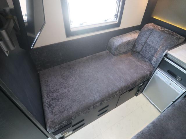ハイエースワゴン ＲＶトラスト　ＴＲ５００　Ｃ－ＬＨ　４ＷＤ　４人乗り　家庭用エアコン　ＦＦヒーター　マルチルーム　３００Ｗ＋１５００Ｗインバーター　ツインサブ　電子レンジ　リアクーラー　冷蔵庫　液晶テレビ　地デジチューナー　常時バックモニター　キャンピングカー（48枚目）