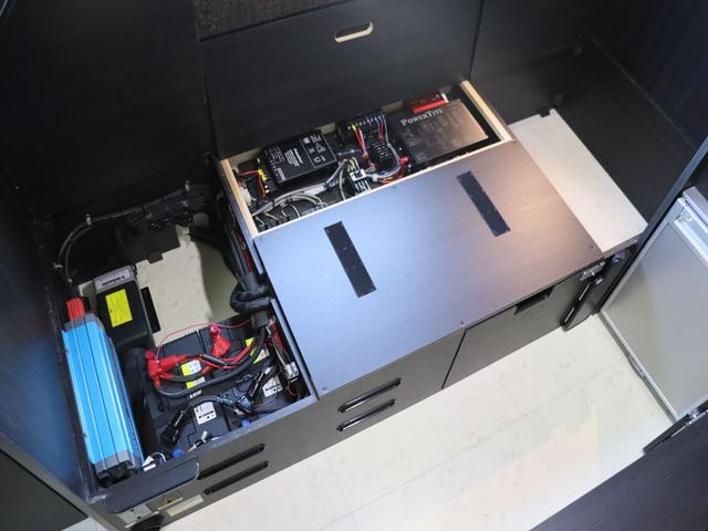 ハイエースワゴン ＲＶトラスト　ＴＲ５００　Ｃ－ＬＨ　４ＷＤ　４人乗り　家庭用エアコン　ＦＦヒーター　マルチルーム　３００Ｗ＋１５００Ｗインバーター　ツインサブ　電子レンジ　リアクーラー　冷蔵庫　液晶テレビ　地デジチューナー　常時バックモニター　キャンピングカー（52枚目）