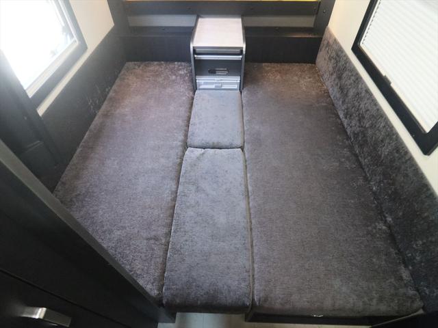 ハイエースワゴン ＲＶトラスト　ＴＲ５００　Ｃ－ＬＨ　４ＷＤ　４人乗り　家庭用エアコン　ＦＦヒーター　マルチルーム　３００Ｗ＋１５００Ｗインバーター　ツインサブ　電子レンジ　リアクーラー　冷蔵庫　液晶テレビ　地デジチューナー　常時バックモニター　キャンピングカー（56枚目）