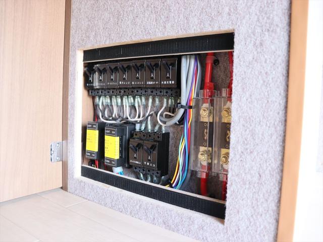 ハイエースワゴン ＲＶトラスト　ＴＲ５００　ＮＥＵＴＲＩＳＥ　ニュートライズ　ＯＰ５３２　リチウム４００Ａｈ　ソーラーパネル５２５Ｗ　足廻り一式強化　レカロ２脚ヒーター付き　オーニング　全方位カメラ　内部電源　ボディラッピング　アルパインインナーミラー　４ＷＤ　キャンピングカー（37枚目）