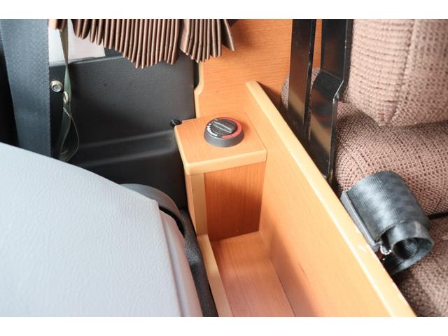 タウンエースバン キャンピングカー広島　ピコ　ポップアップルーフ　キャンピングカー　ＦＦヒーター　３５０Ｗインバーター　外部充電シンク　ポータブル冷蔵庫　サブバッテリー　走行充電　ＳＤナビ　バックカメラ　ＥＴＣ　フロントスポイラー（5枚目）