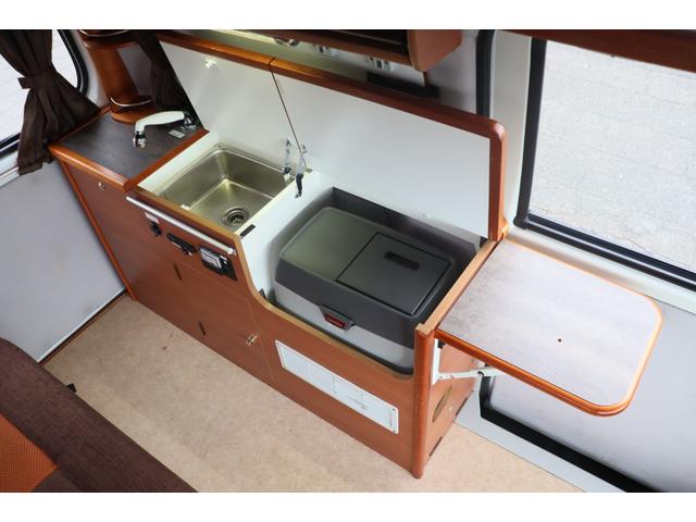 タウンエースバン キャンピングカー広島　ピコ　ポップアップルーフ　キャンピングカー　ＦＦヒーター　３５０Ｗインバーター　外部充電シンク　ポータブル冷蔵庫　サブバッテリー　走行充電　ＳＤナビ　バックカメラ　ＥＴＣ　フロントスポイラー（6枚目）