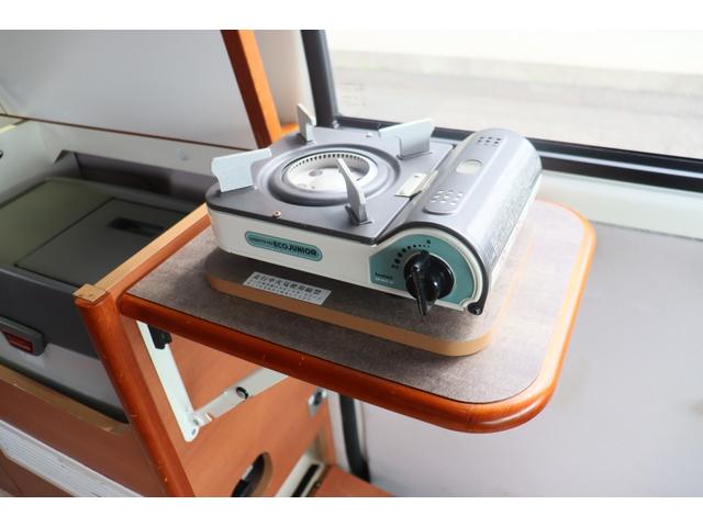 タウンエースバン キャンピングカー広島　ピコ　ポップアップルーフ　キャンピングカー　ＦＦヒーター　３５０Ｗインバーター　外部充電シンク　ポータブル冷蔵庫　サブバッテリー　走行充電　ＳＤナビ　バックカメラ　ＥＴＣ　フロントスポイラー（7枚目）