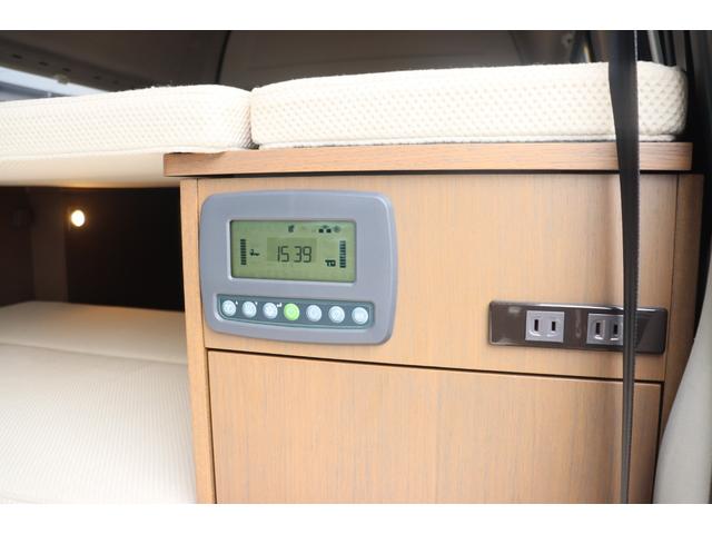 ハイエースバン トイファクトリー　トイズボックス　グランデ　エアロソーラー　ＦＦヒーター　ビッグＸナビ　シンク　アウターシャワー　フリップダウンモニター　ナビ切替スイッチ　サブバッテリー　走行充電　インバーター　Ｒスピーカー　純正ＯＰアルミ　キャンピングカー（12枚目）