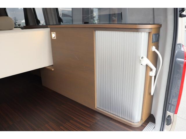 ハイエースバン トイファクトリー　トイズボックス　グランデ　エアロソーラー　ＦＦヒーター　ビッグＸナビ　シンク　アウターシャワー　フリップダウンモニター　ナビ切替スイッチ　サブバッテリー　走行充電　インバーター　Ｒスピーカー　純正ＯＰアルミ　キャンピングカー（41枚目）