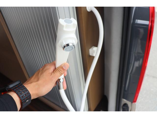ハイエースバン トイファクトリー　トイズボックス　グランデ　エアロソーラー　ＦＦヒーター　ビッグＸナビ　シンク　アウターシャワー　フリップダウンモニター　ナビ切替スイッチ　サブバッテリー　走行充電　インバーター　Ｒスピーカー　純正ＯＰアルミ　キャンピングカー（42枚目）