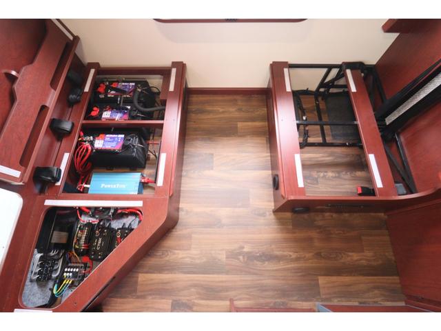 カムロード ナッツＲＶ　クレソンジャーニー　タイプＸ　先進安全装備／家庭用エアコン／急速充電／１５００Ｗインバーター／給排水タンク６０Ｌ／強化ショック／ビックＸナビ／７人乗りＦＦヒーター／液晶テレビ／電子レンジ／トリプルサブＢＴ／キャンピングカー（5枚目）