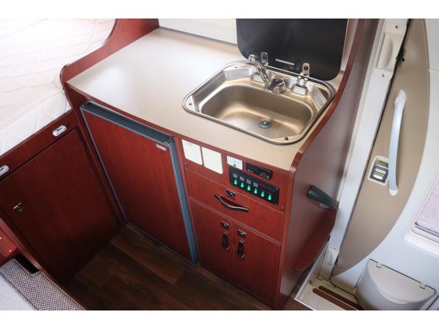 カムロード ナッツＲＶ　クレソンジャーニー　タイプＸ　先進安全装備／家庭用エアコン／急速充電／１５００Ｗインバーター／給排水タンク６０Ｌ／強化ショック／ビックＸナビ／７人乗りＦＦヒーター／液晶テレビ／電子レンジ／トリプルサブＢＴ／キャンピングカー（10枚目）