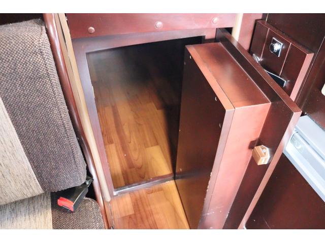 カムロード ナッツＲＶ　クレソンＸ　キャンピングカー　ＦＦヒーター　ソーラーパネル　インバーター１５００Ｗ　テレビ　電子レンジ　マックスファン　リアクーラー　ツインサブ　外部電源　走行充電　常時リアモニター　ナビ　Ｂｌｕｅｔｏｏｔｈ（30枚目）