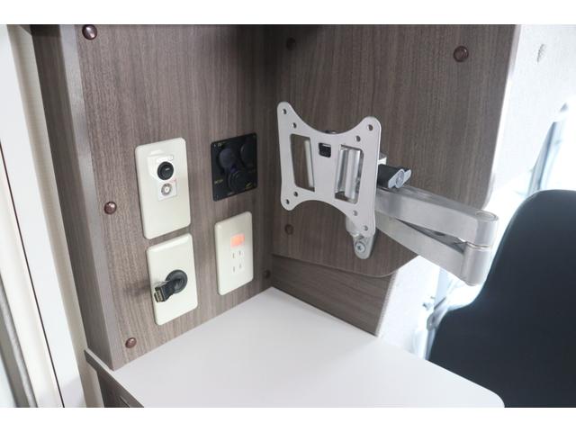 カムロード ナッツＲＶ　クレア５．３Ｗエボリューション　／後期シェル／ダブルタイヤ／家庭用エアコン／急速充電／ＦＦヒーター／テレビアーム／ナビ切替スイッチ／トリプルサブバッテリー／ソーラーパネル／リアスピーカー／９型フローティングナビ／キャンピングカー（8枚目）