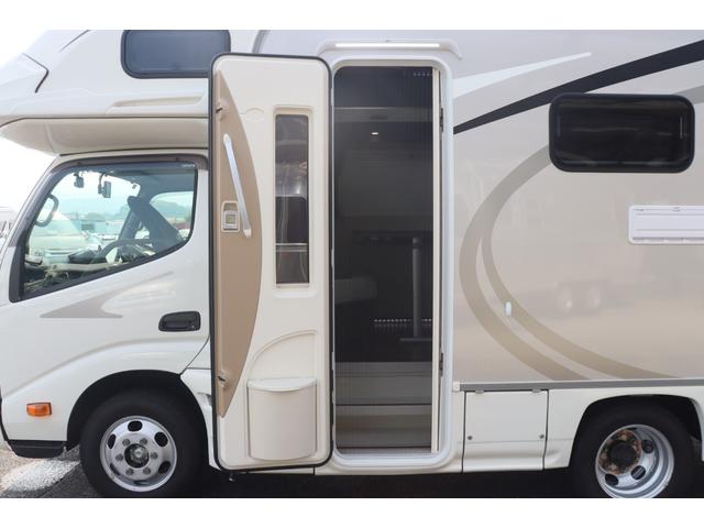 カムロード ナッツＲＶ　クレア５．３Ｗエボリューション　／後期シェル／ダブルタイヤ／家庭用エアコン／急速充電／ＦＦヒーター／テレビアーム／ナビ切替スイッチ／トリプルサブバッテリー／ソーラーパネル／リアスピーカー／９型フローティングナビ／キャンピングカー（68枚目）