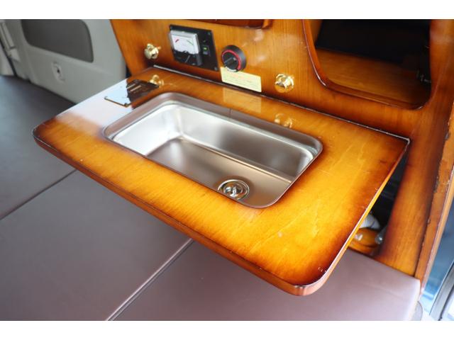エブリイ オートワン　給電くん　ポップアップルーフ　／ジョインターボ４ＷＤ／ＦＦヒーター／シンク／サブバッテリー／走行充電／外部電源／１７００インバーター／ソーラーパネル／リアスピーカー／ビックＸナビ／ナビ切替スイッチ／ＥＴＣ２．０／キャンピングカー（6枚目）