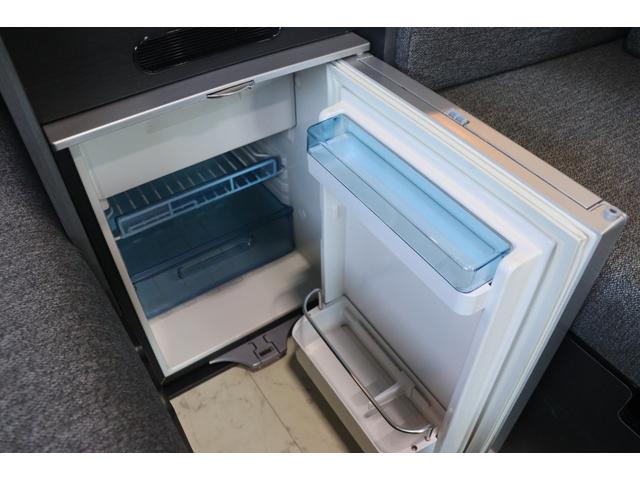 ハイエースワゴン ＲＶトラスト　ＴＲ５００　Ｃ－ＬＨ　／リチウム４００Ａｈ／家庭用エアコン／リア＆バンクアクリル窓追加／ドアミラー延長／１５００Ｗインバーター／ＦＦヒーター／マックスファン／液晶テレビ／電子レンジ／冷蔵庫／ＫＹＢショック／キャンピングカー（5枚目）