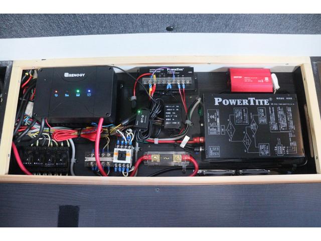 ハイエースワゴン ＲＶトラスト　ＴＲ５００　Ｃ－ＬＨ　／リチウム４００Ａｈ／家庭用エアコン／リア＆バンクアクリル窓追加／ドアミラー延長／１５００Ｗインバーター／ＦＦヒーター／マックスファン／液晶テレビ／電子レンジ／冷蔵庫／ＫＹＢショック／キャンピングカー（55枚目）