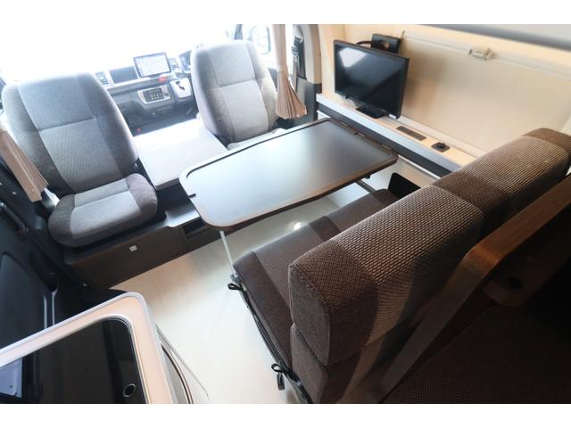 ハイエースバン トイファクトリー　アルコーバグランデ　家庭用エアコン　ＦＦヒーター　エアロソーラー　インバーター１５００Ｗ　マックスファン　カセットトイレ　電子レンジ　テレビ　ＬＥＤヘッドライト　パワスラ　スタビライザー　９インチナビ　前後ドラレコ（3枚目）